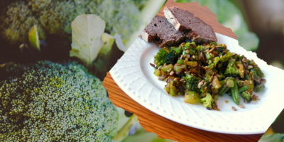 Brokolicová směs s cuketou, pórkem, zelenými fazolkami a semínky